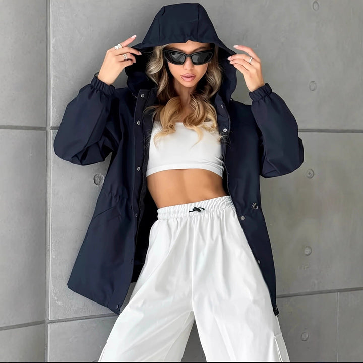 Wasserabweisende, atmungsaktive Damen Funktionsjacke mit Kapuze. Ideal für Wanderungen bei jedem Wetter.