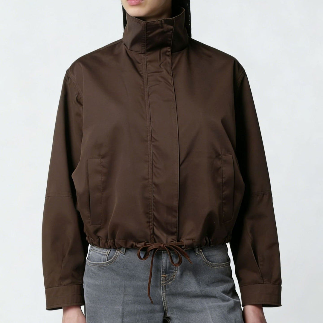 Modische Damenjacke mit Stehkragen, elegant als vielseitige Übergangsjacke für Frühling und Herbst.