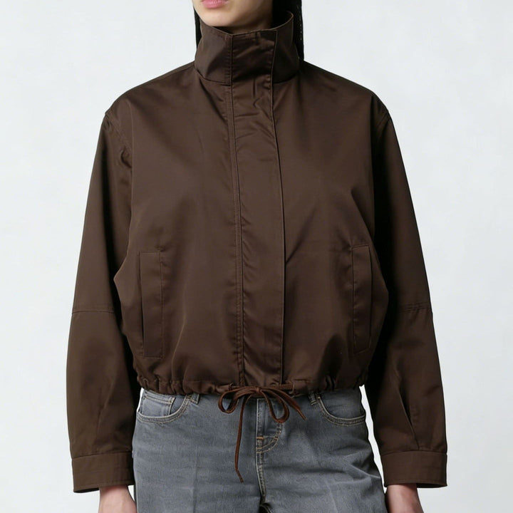 Modische Damenjacke mit Stehkragen, elegant als vielseitige Übergangsjacke für Frühling und Herbst.