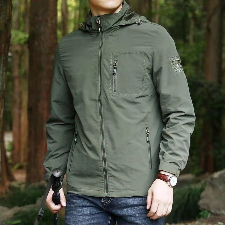 Leichte Herren Outdoorjacke, wasserabweisend & winddicht, perfekt für Wanderungen und Freizeitaktivitäten.