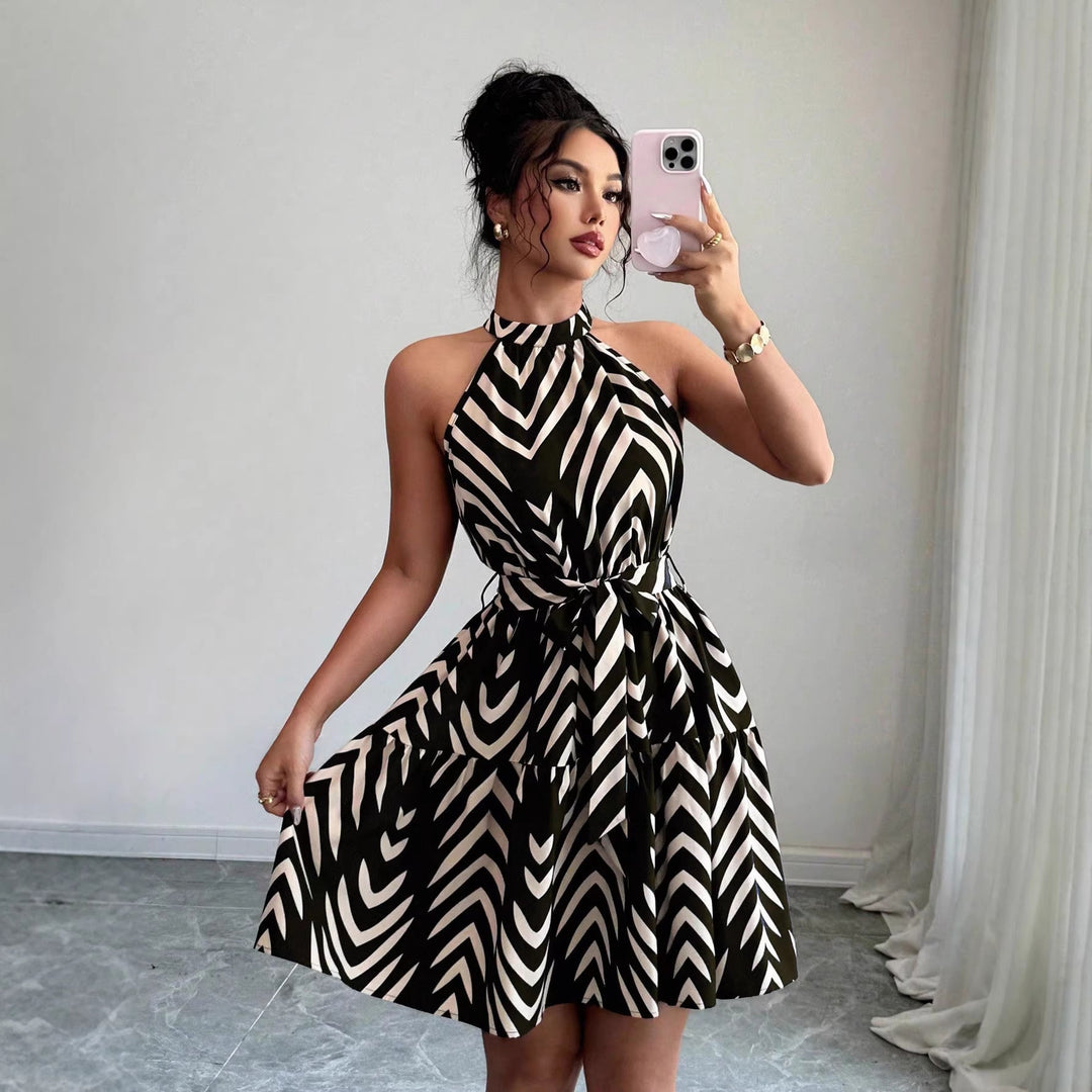 Modisches Damen A-Linie Sommerkleid mit gestuftem Rock, Taillengürtel & elegantem Grafik-Print. Ärmelloses Neckholderkleid.