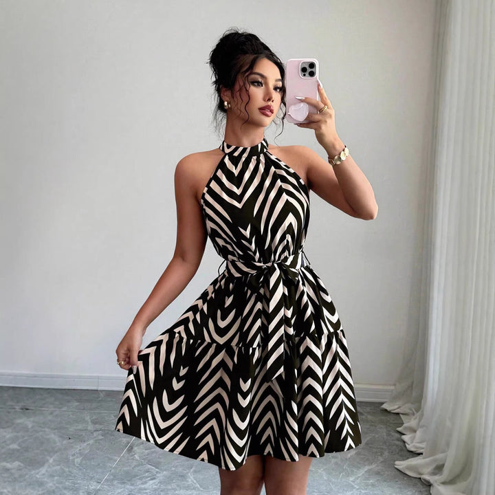 Modisches Damen A-Linie Sommerkleid mit gestuftem Rock, Taillengürtel & elegantem Grafik-Print. Ärmelloses Neckholderkleid.