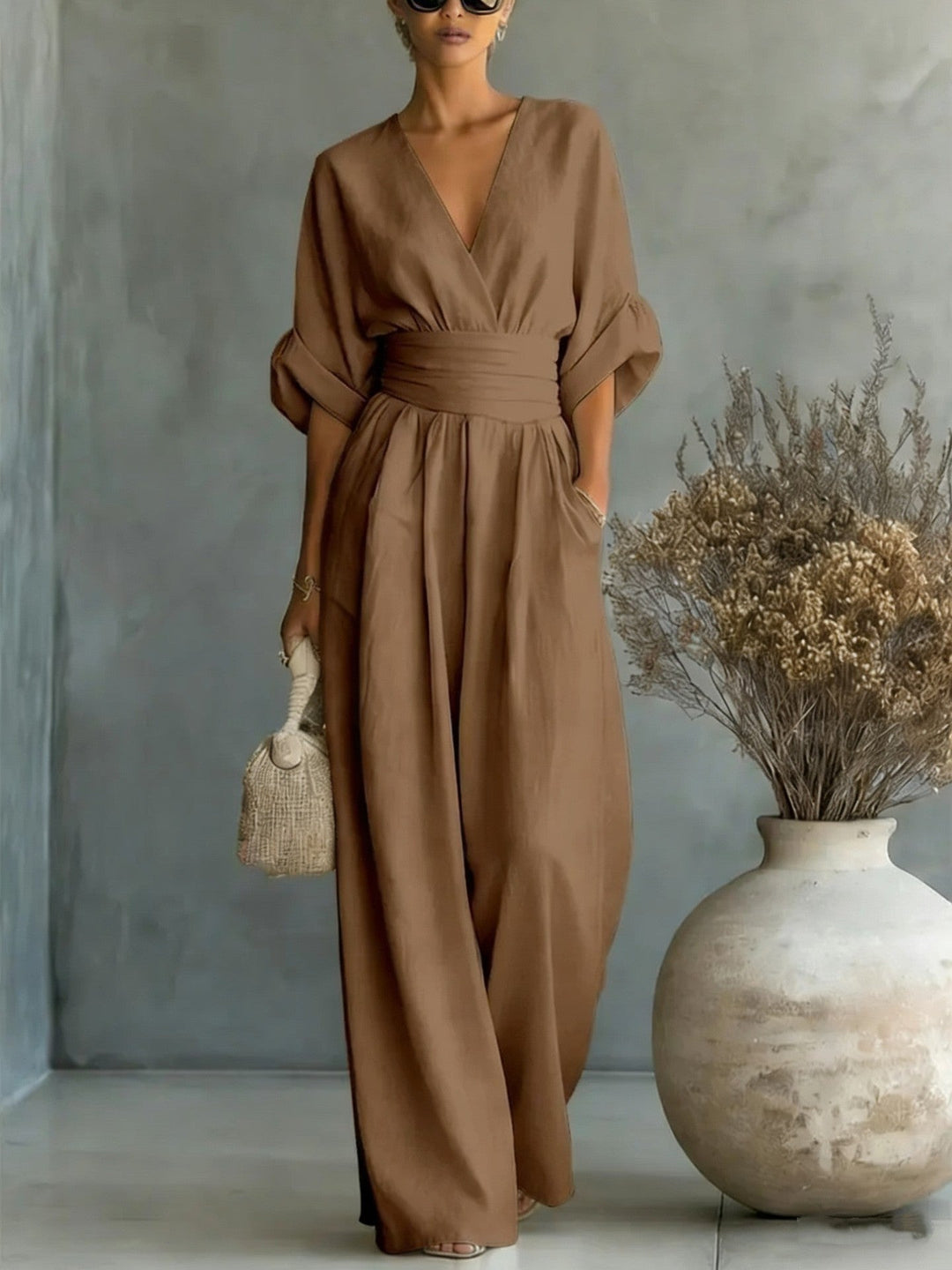 Rosa Damen Einteiler mit V-Ausschnitt & weitem Bein. Stilvoller, femininer Look für Party & festliche Anlässe.