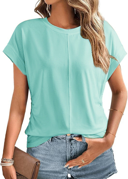 Nahaufnahme: Ziernaht und Umschlagärmel am modernen Damen Relaxed-Fit Kurzarmshirt für den Sommer-Look.