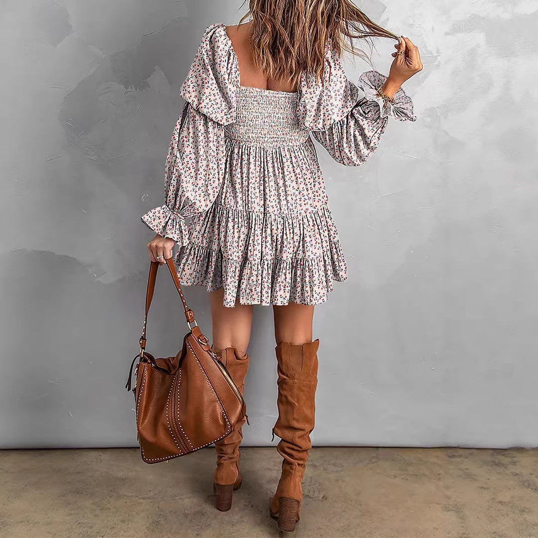 Modernes Damen Sommerkleid mit Smok & Volantstufen. Ideal für Freizeit, Strand & Festivals.