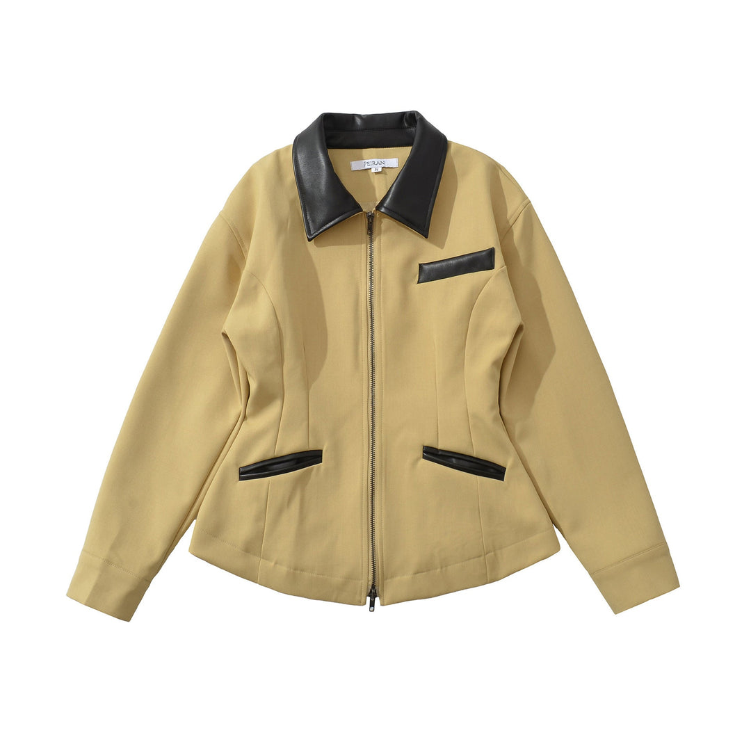 Model trägt stilvolle Damen Übergangsjacke, ideal für lässige Freizeitlooks. Elegant & bequem für Frühling/Herbst.