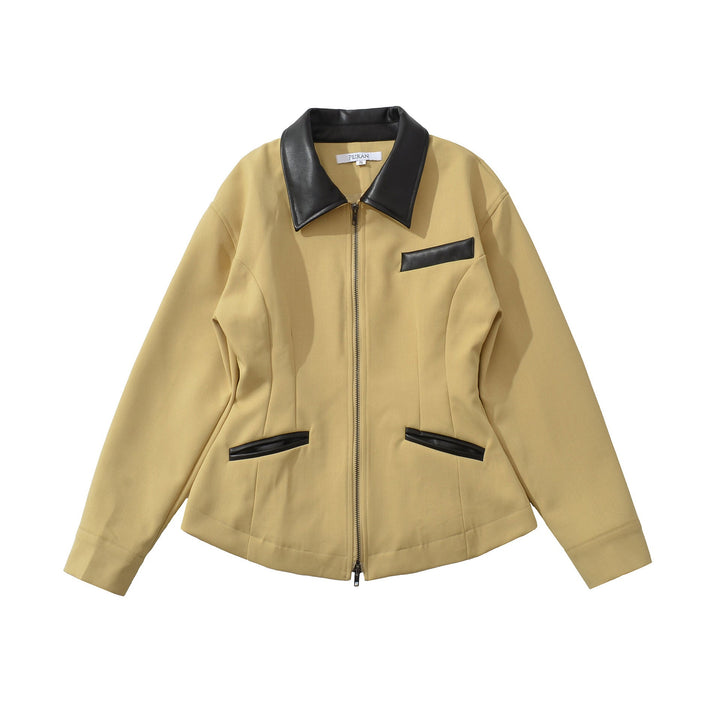 Model trägt stilvolle Damen Übergangsjacke, ideal für lässige Freizeitlooks. Elegant & bequem für Frühling/Herbst.
