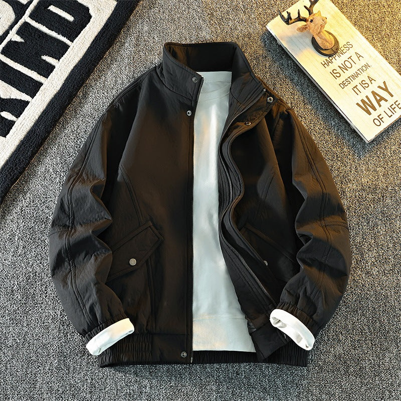 Lässige Herrenjacke mit Stehkragen, leichte Outdoormode, stilvoll & praktisch für jeden Tag.