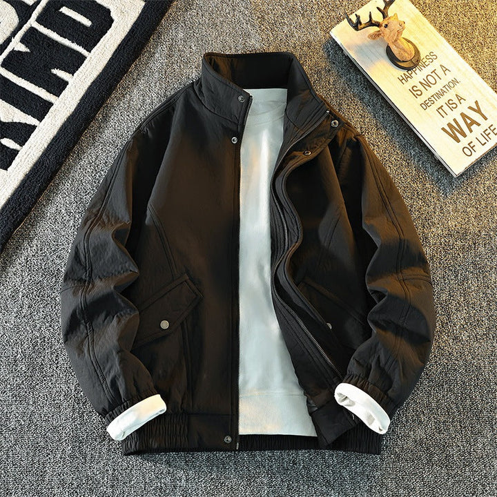 Lässige Herrenjacke mit Stehkragen, leichte Outdoormode, stilvoll & praktisch für jeden Tag.