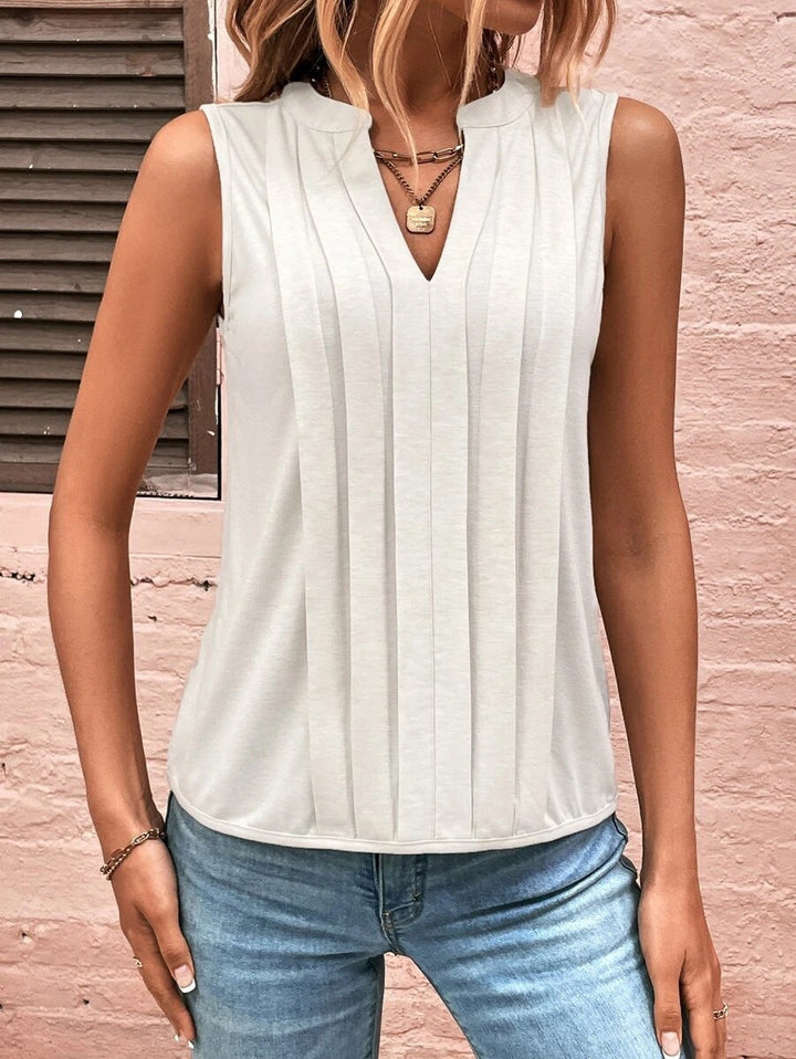 Ärmellose Damenbluse mit V-Ausschnitt & eleganten Bügelfalten. Ein Must-have für eine stilvolle Damenmode.