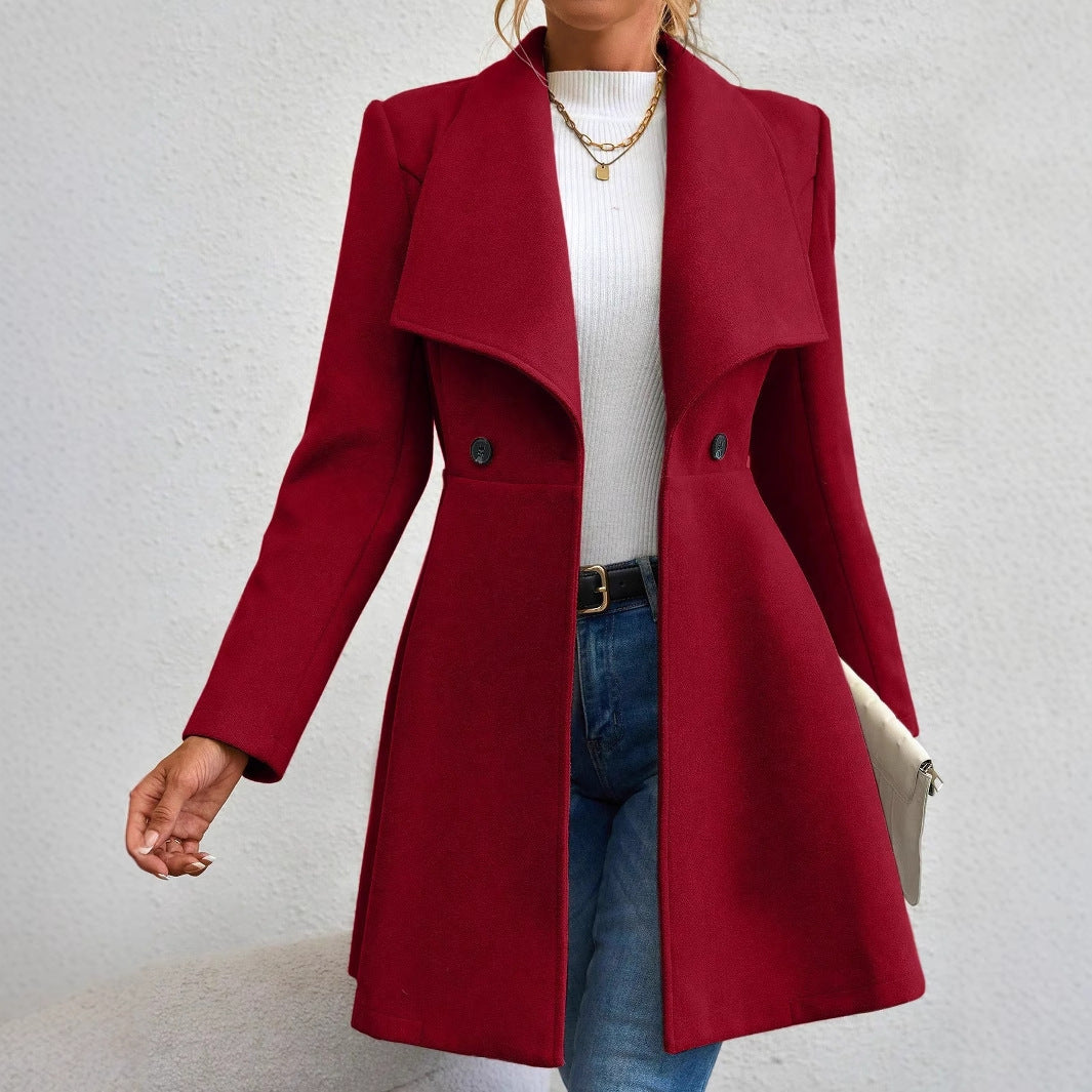 Stilvolle doppelreihige Jacke für Damen. Elegante Büro-Oberbekleidung, perfekt für den professionellen Look.