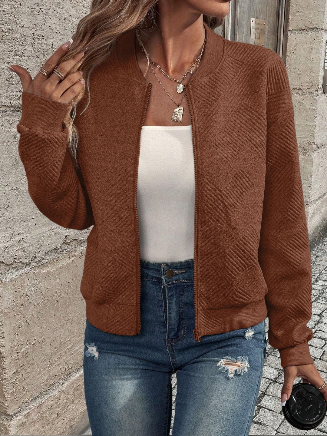 Casual chic Damen Strickjacke mit Reißverschluss, strukturiert. Ein elegantes Oberteil für Herbst & Wintermode.