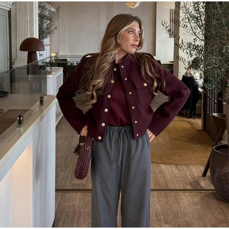 Elegante Kurzjacke für Damen in Weinrot, modisch geschnitten mit praktischen Taschen. Perfekte Übergangsjacke.