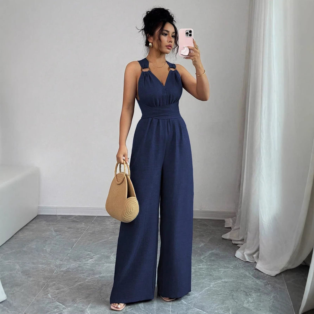 Eleganter Damen Jumpsuit, weites Bein, V-Ausschnitt, taillierter Schnitt mit Gürtel. Perfekt für festliche Anlässe.