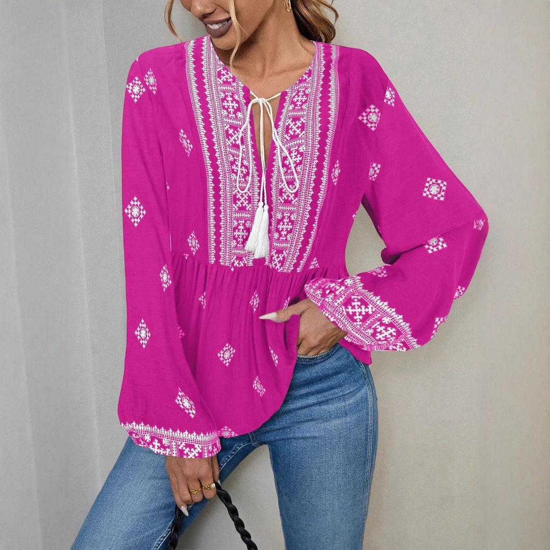 Locker geschnittene Damen Boho Bluse mit detaillierten Stickereien, Quasten und gestuftem Saum. Frühling/Sommer.