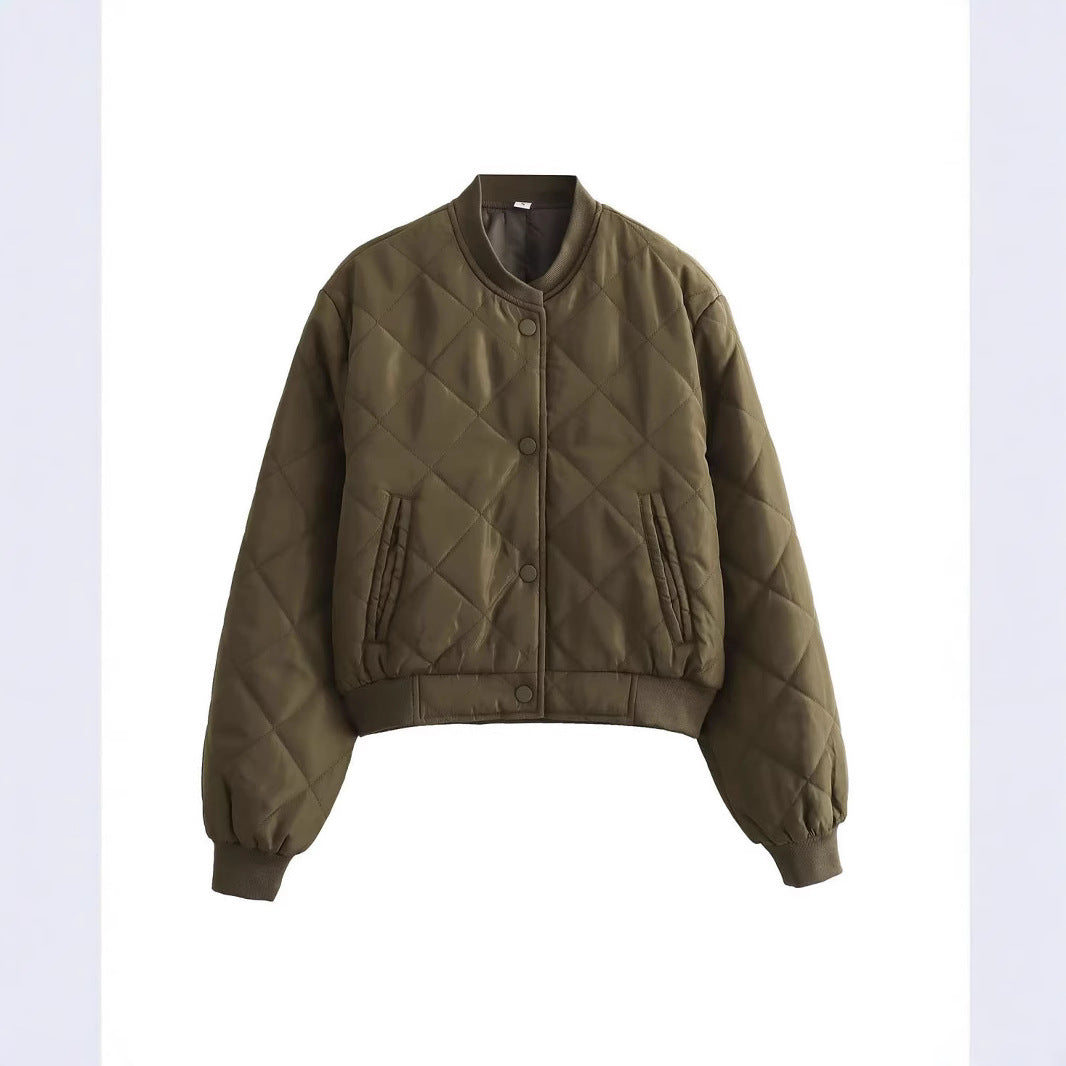 Frau trägt modische, gemusterte Damen Steppjacke. Perfekte Kurzjacke als stilvolle Herbst- oder Winterjacke.