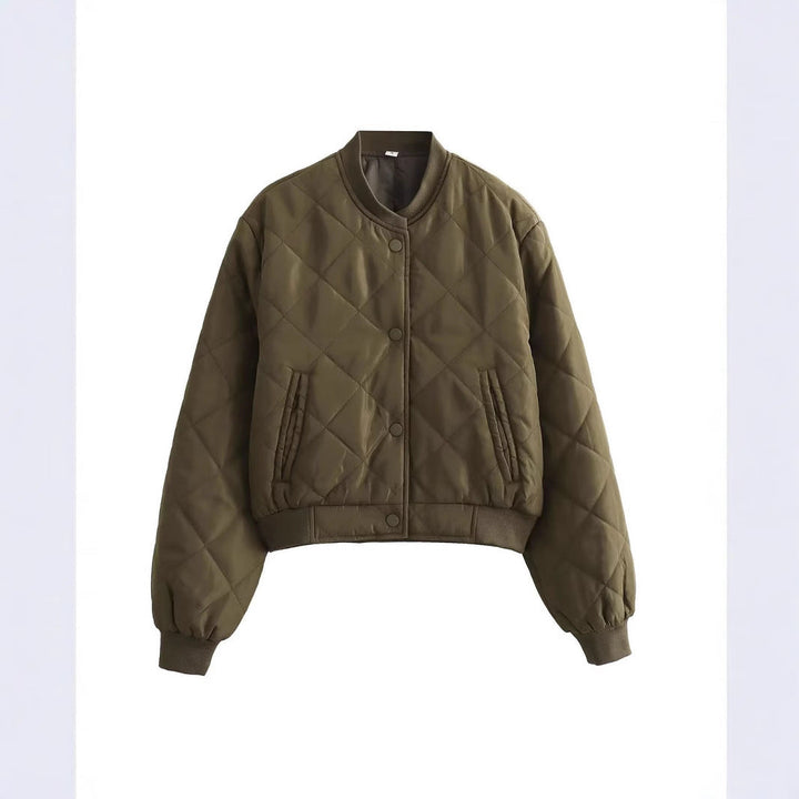 Frau trägt modische, gemusterte Damen Steppjacke. Perfekte Kurzjacke als stilvolle Herbst- oder Winterjacke.