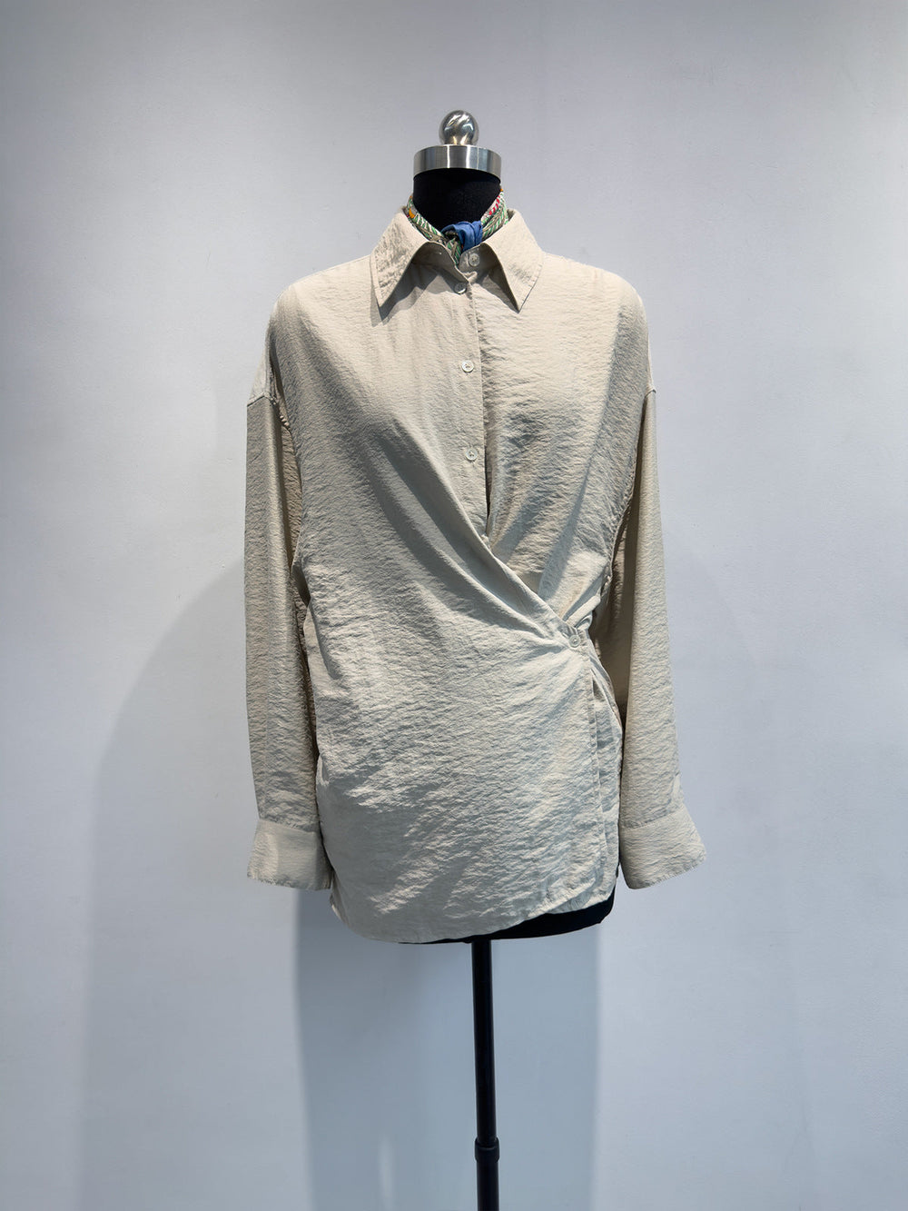 Modisches Damen Twist-Front Langarm Hemd. Elegant und bequem, ideal für Alltag und besondere Anlässe.