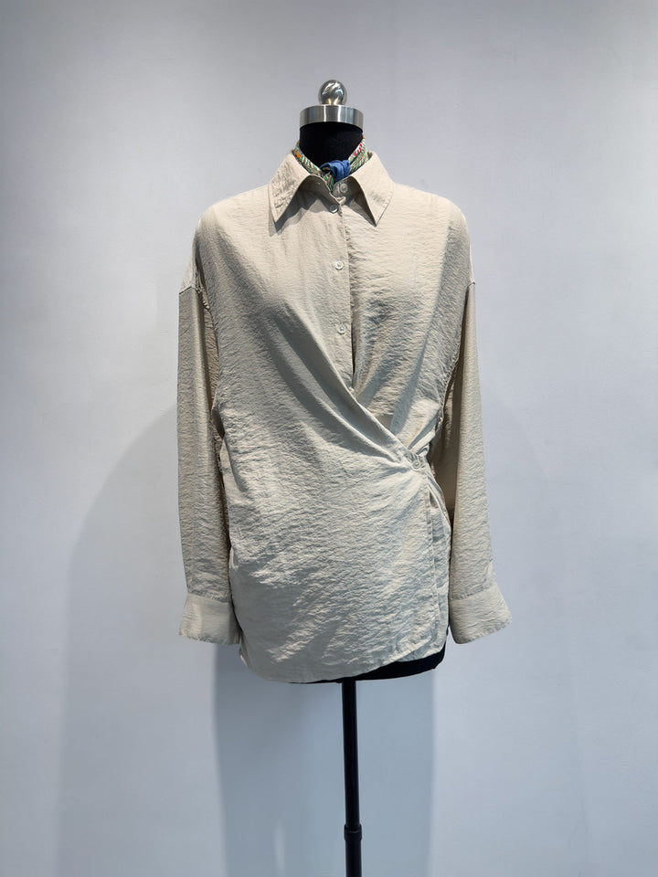 Modisches Damen Twist-Front Langarm Hemd. Elegant und bequem, ideal für Alltag und besondere Anlässe.