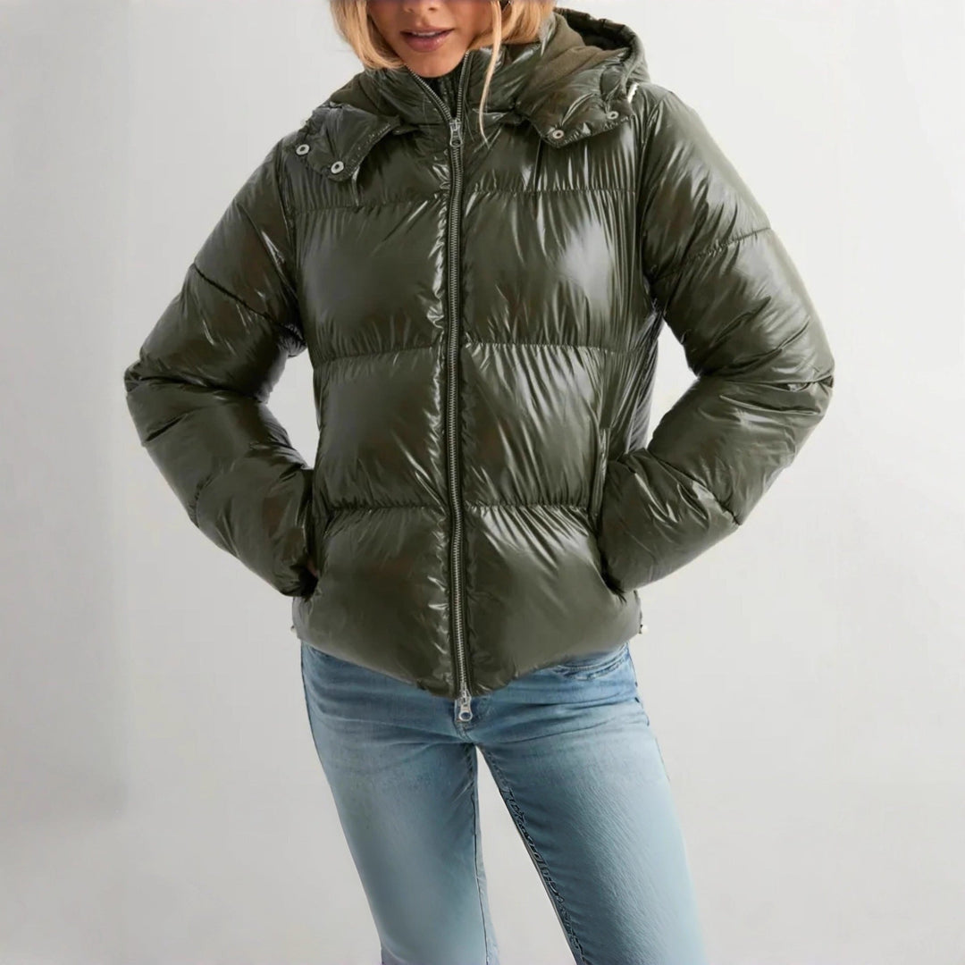 Glänzende schwarze Damen-Winterjacke, warm & stilvoll für kalte Tage. Modisch und elegant.