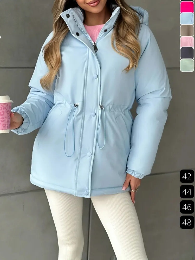 Robuste Damen Wetterschutzjacke, ideal für Outdoor, Wandern und andere Freizeitaktivitäten.
