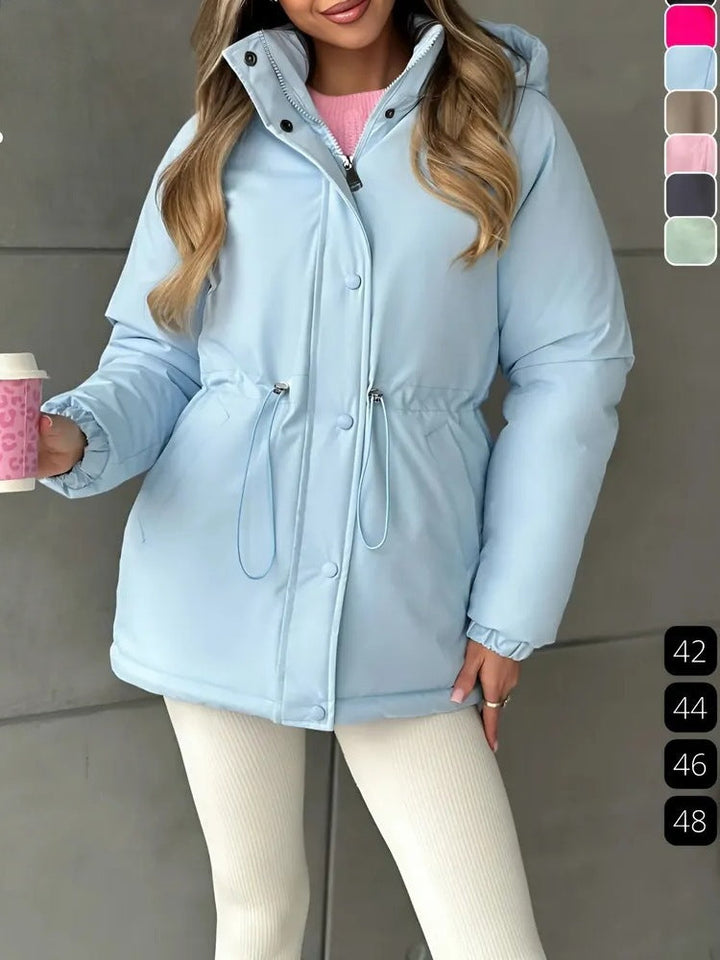 Robuste Damen Wetterschutzjacke, ideal für Outdoor, Wandern und andere Freizeitaktivitäten.