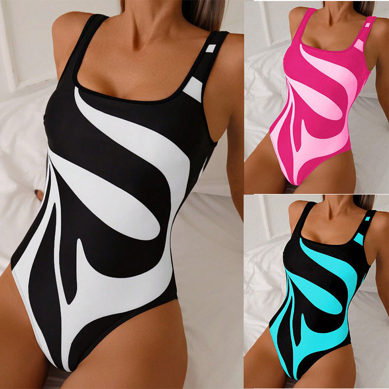 Sportlicher Damen Badeanzug mit modernem Grafikdesign. Perfekt für Schwimmen, Pool & Strandmode.
