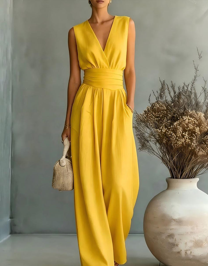 Damen Jumpsuit Detail: Eleganter V-Ausschnitt, der das Dekolleté stilvoll betont. Perfekt für Abendkleidung.