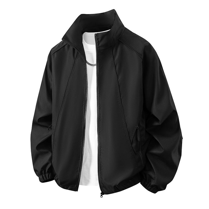 Herren Windbreaker-Jacke mit praktischer Kapuze und Reißverschlusstaschen, ideal für Outdoor & Reise.