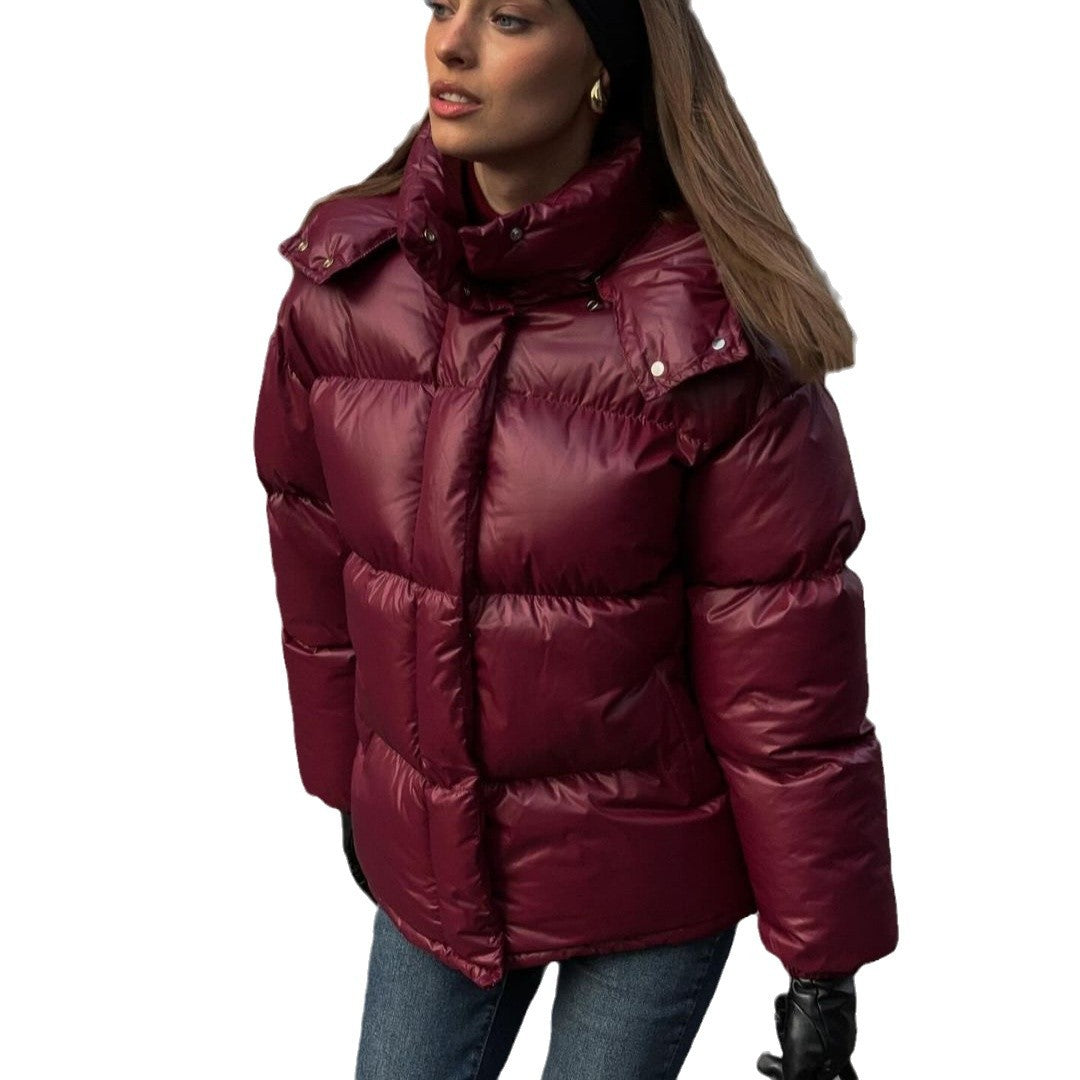 Voluminöse, warme Damen Steppjacke in Burgunder, perfekt für kühlen Outdoor-Komfort.