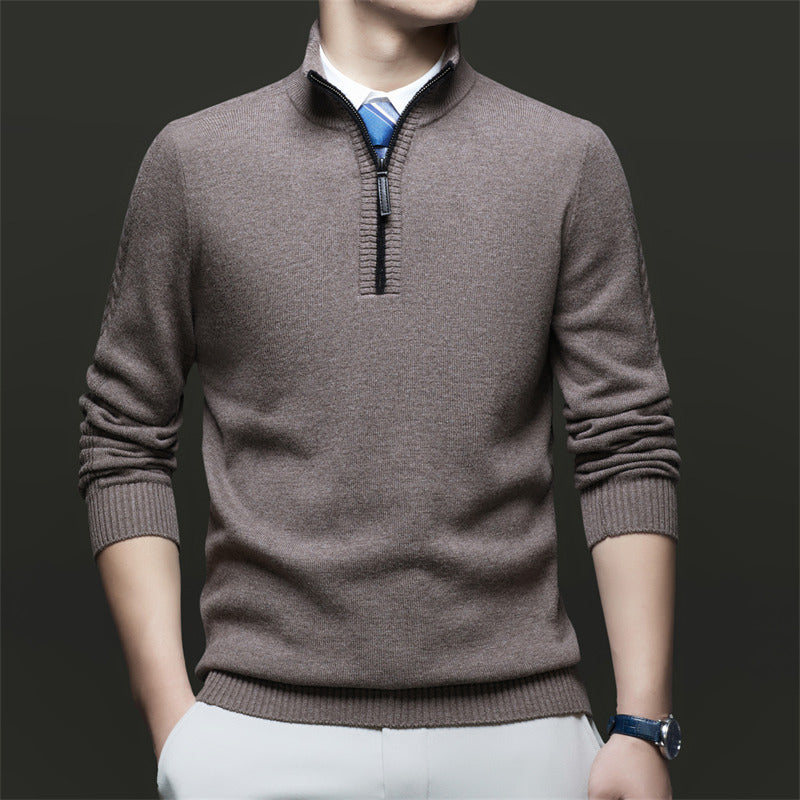 Eleganter Herren Pullover in Königslila mit Stehkragen und Reißverschluss, ein modisches Statement-Oberteil.