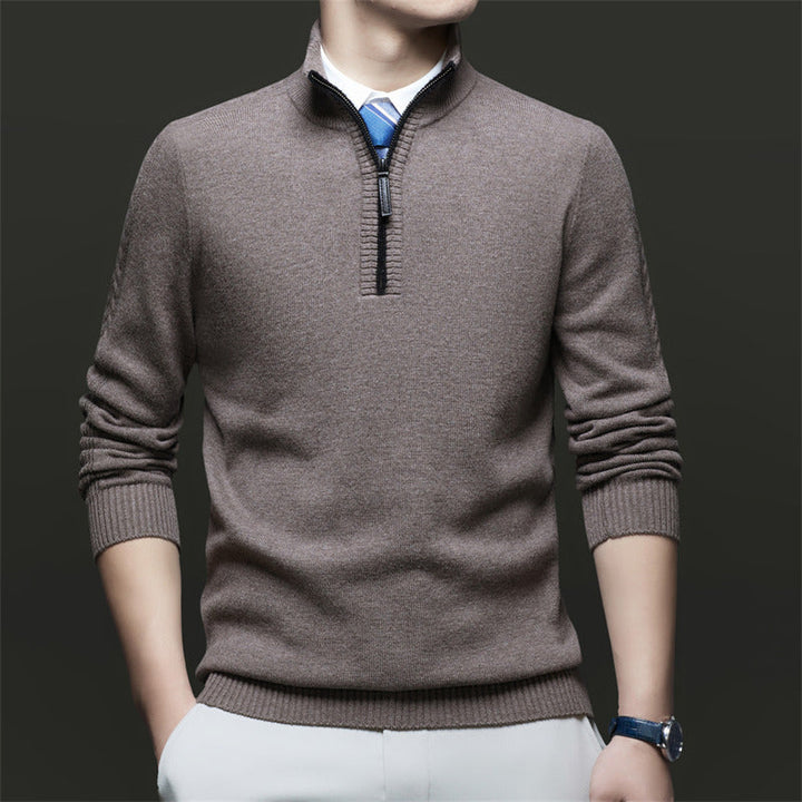 Eleganter Herren Pullover in Königslila mit Stehkragen und Reißverschluss, ein modisches Statement-Oberteil.