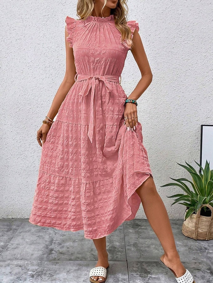Detailansicht: Stehkragen und Rüschenärmel des eleganten Damen Midikleides. Figurbetonte Damenmode in Midilänge.