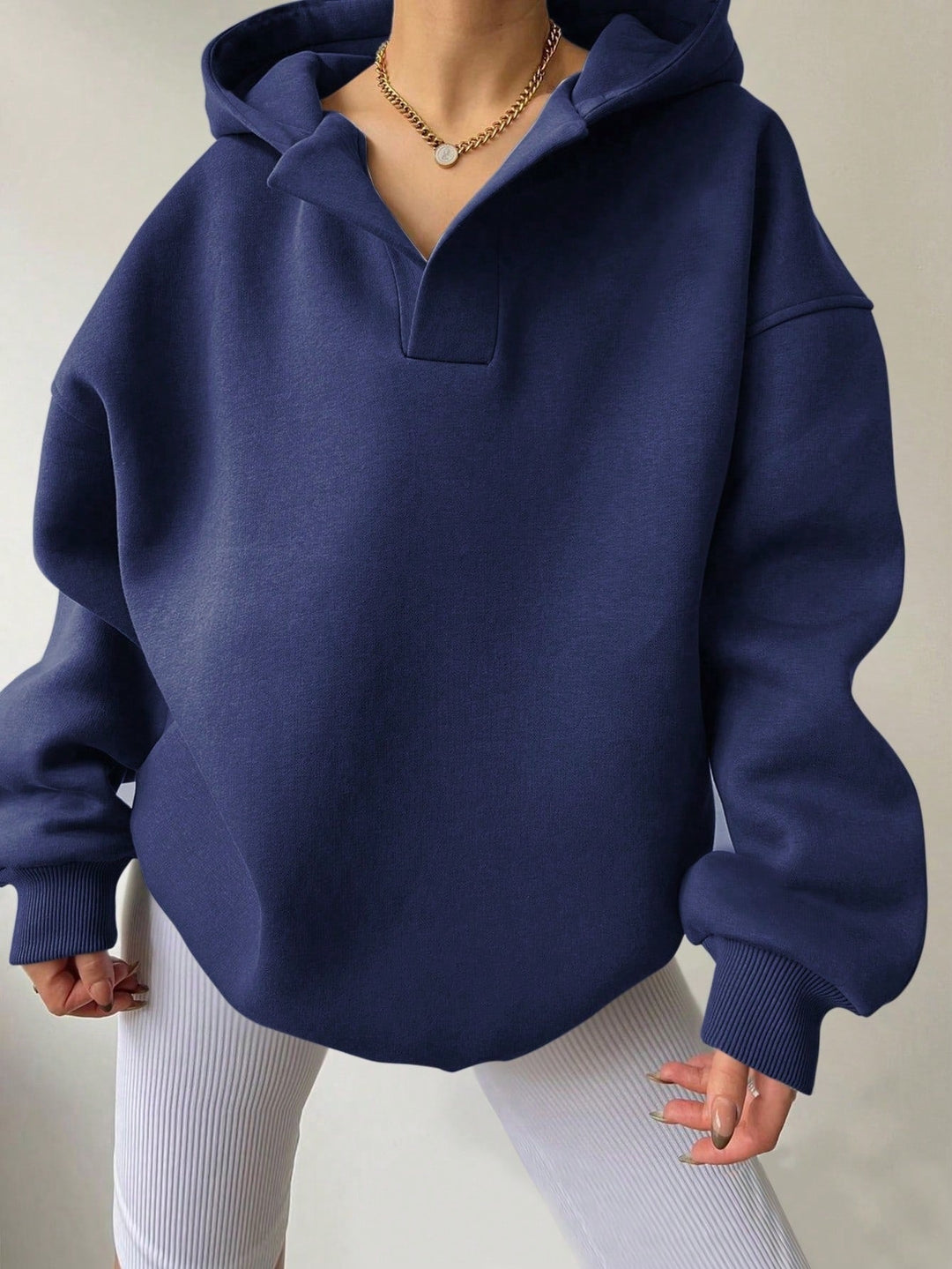 Damen Oversize Kapuzenpullover mit V-Ausschnitt und Rippdetails, schmeichelhafter Schnitt. Casual Fashion.