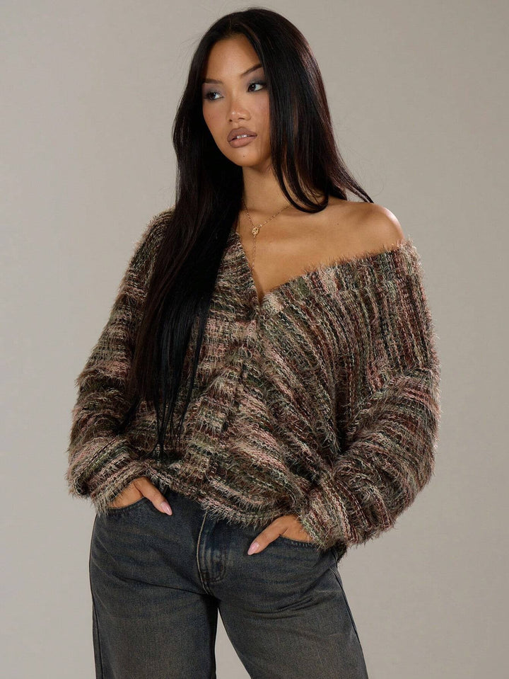 Gemütlicher Damenpullover Oversize für Herbstmode. Eleganter Carmen-Pullover mit langen Ärmeln.