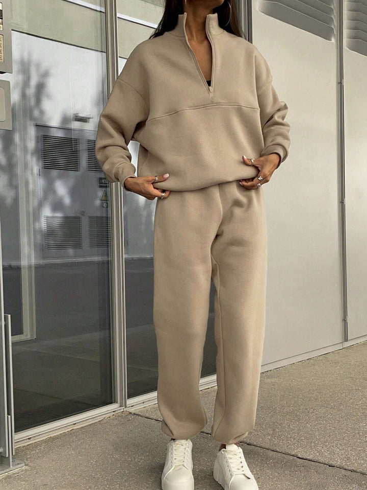 Damen Zweiteiler Sweat-Set im Oversize-Schnitt. Mit modischem Stehkragen, Reißverschluss und komfortabler Jogginghose.