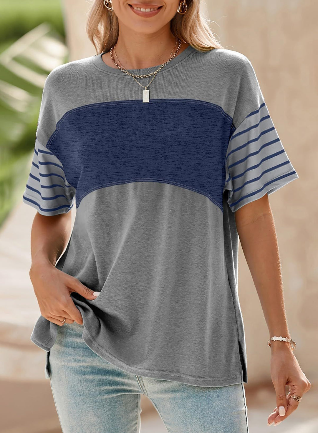 Bequemes Damen Oversize-Shirt mit stylischem Kontrastpaneel & gestreiften Ärmeln. Lässige Freizeitmode mit Rundhals.