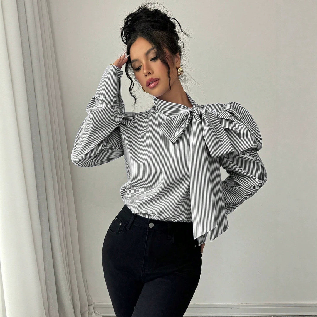Feminine Damenbluse mit elegantem Schleifenband und trendigen Ballonärmeln. Für einen schicken Freizeit-Look.