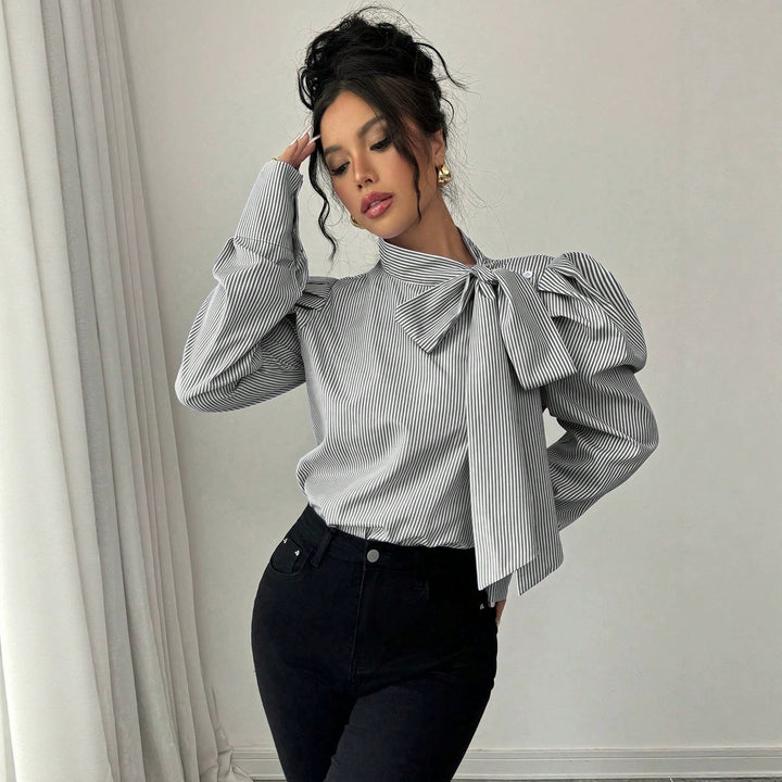Feminine Damenbluse mit elegantem Schleifenband und trendigen Ballonärmeln. Für einen schicken Freizeit-Look.