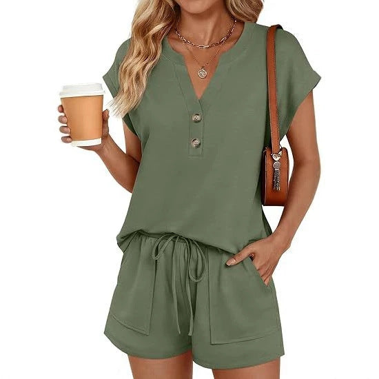 Stylisches Damen Zweiteiler Shorts Set in Schwarz, lässige Homewear oder bequemer Freizeitanzug mit Knopfleiste.
