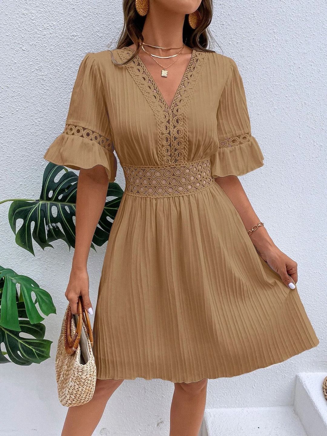 Sommerliches Damen Plissee Midikleid mit feinem Spitzeneinsatz, V-Ausschnitt & Volantärmeln. Elegant & vielseitig.