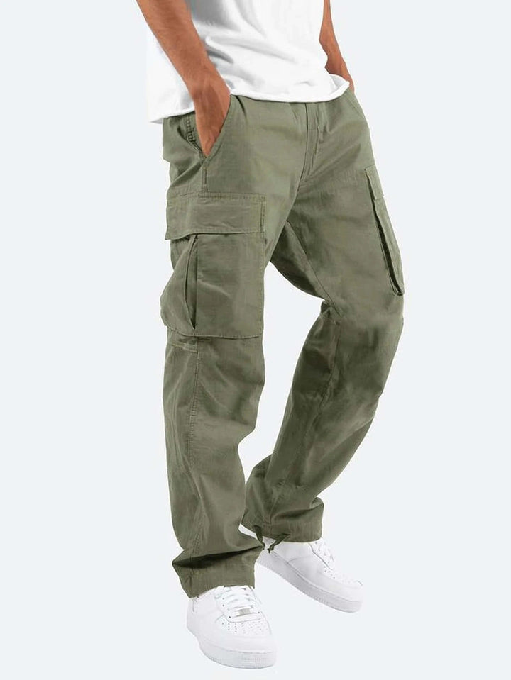 Lässige Herrenhose, Schwarz, im Cargo-Stil, bequem, mit seitlichen Pattentaschen und Kordelzug am Saum.