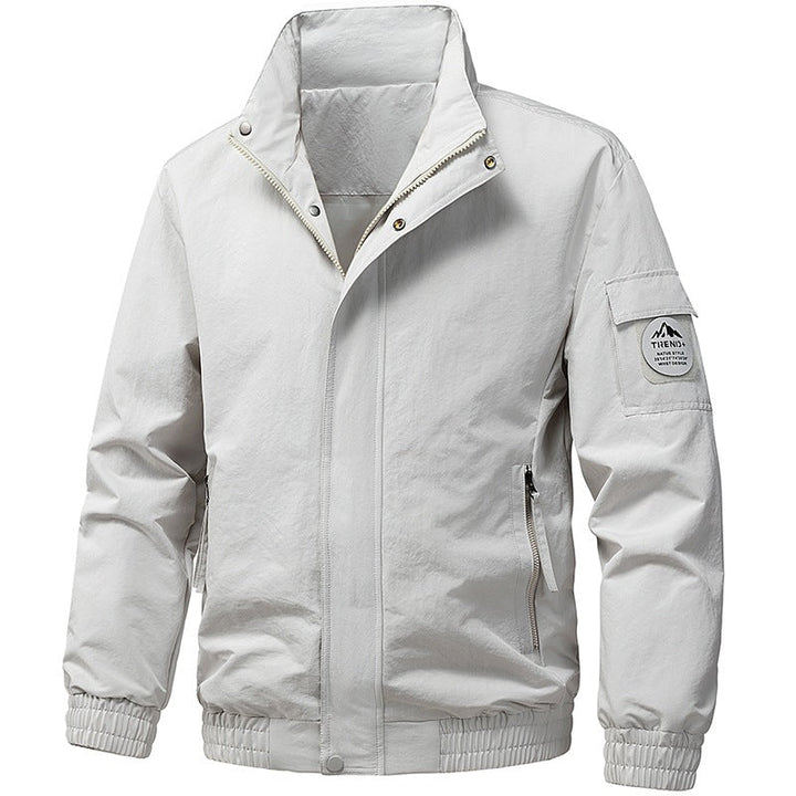 Komfortable Herren-Outdoorjacke, funktional und leicht. Ideal für Alltag, Sport und Wandern.