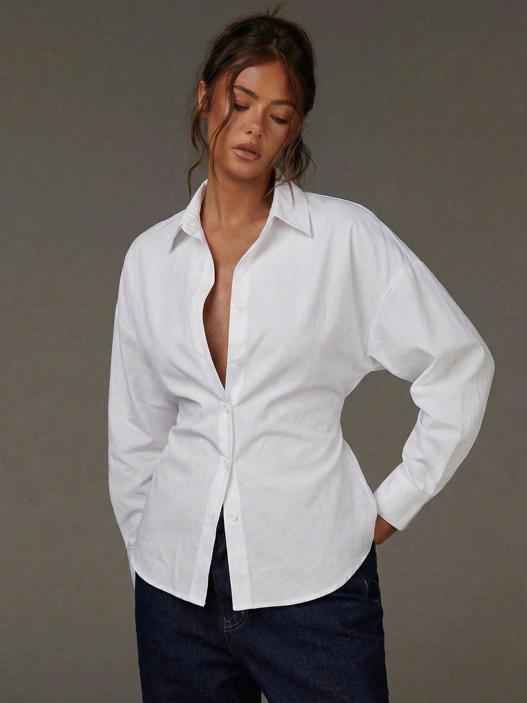 Damen Oversize Nadelstreifen-Hemdbluse, mit Jeans und Accessoires gestylt, ein moderner Freizeit-Look.