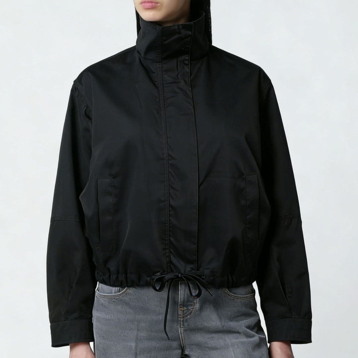 Damen Freizeitjacke mit Stehkragen, zeigt moderne Passform und Bewegungsfreiheit für den urbanen Look.