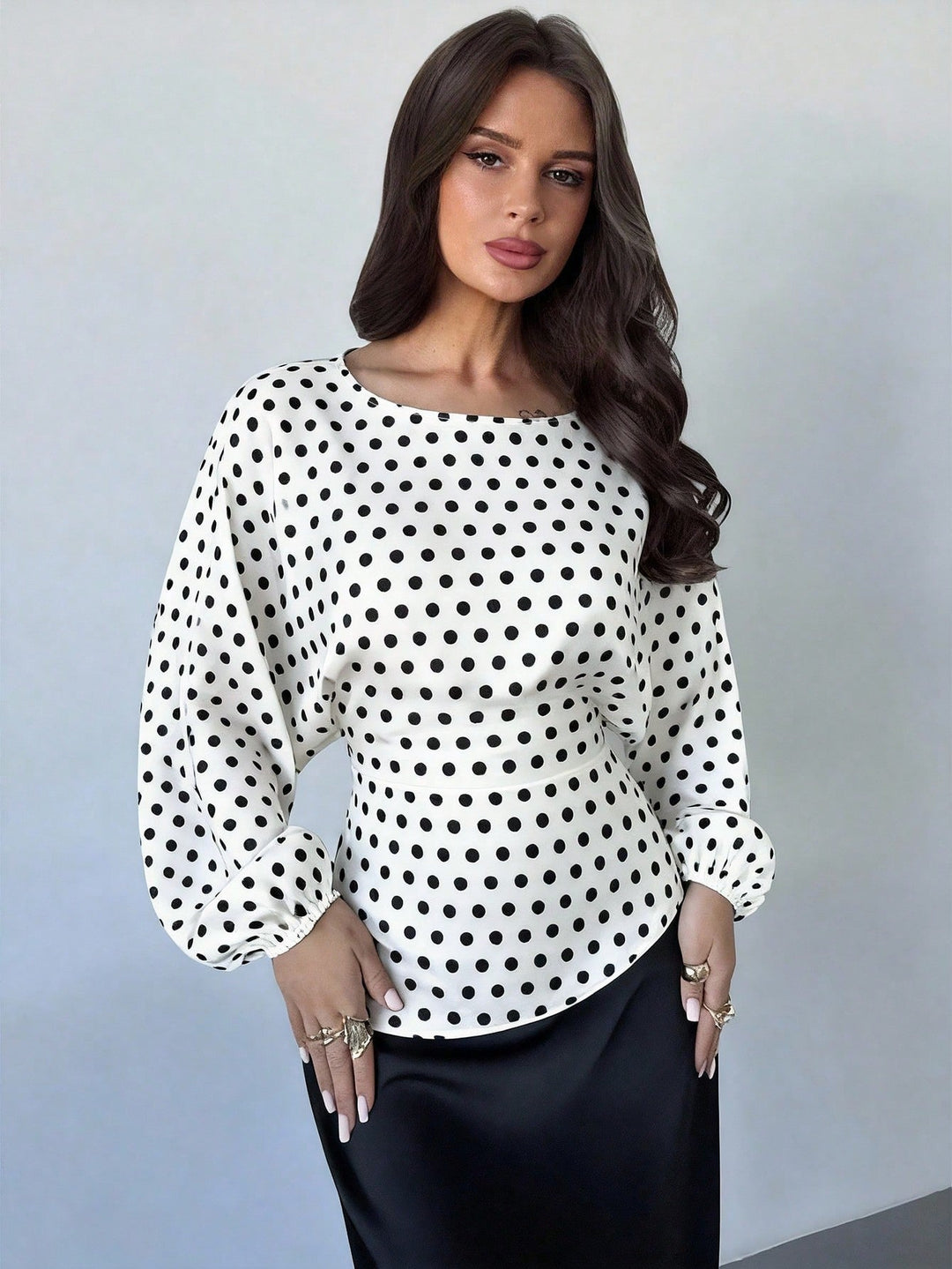 Moderne Damenbluse mit chicen Polka-Dots und luftigen Ballonärmeln für einen stilvollen Büro- oder Freizeitlook.