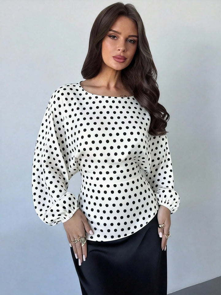 Moderne Damenbluse mit chicen Polka-Dots und luftigen Ballonärmeln für einen stilvollen Büro- oder Freizeitlook.