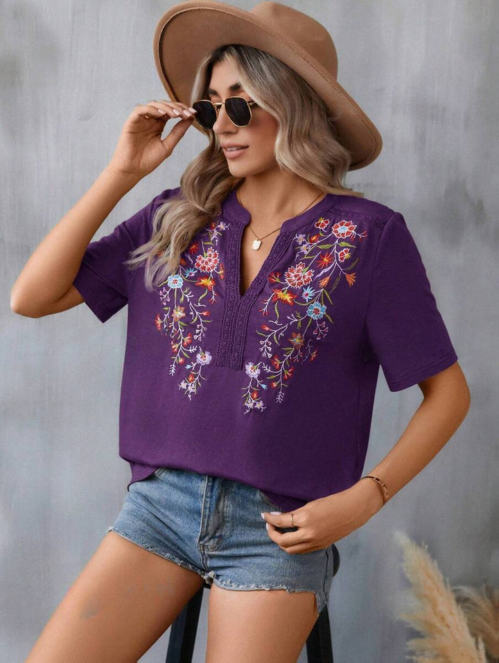 Detailansicht: Bestickte Damen Boho-Tunika mit floralem Muster, V-Ausschnitt und eleganter Spitze.