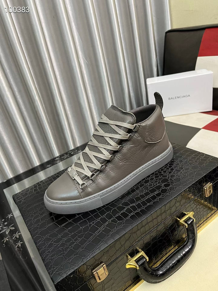 Modische Herren-Sneaker getragen, ideal für einen aktiven Alltag & trendigen Freizeit-Look. Stilvolle Männersneaker.