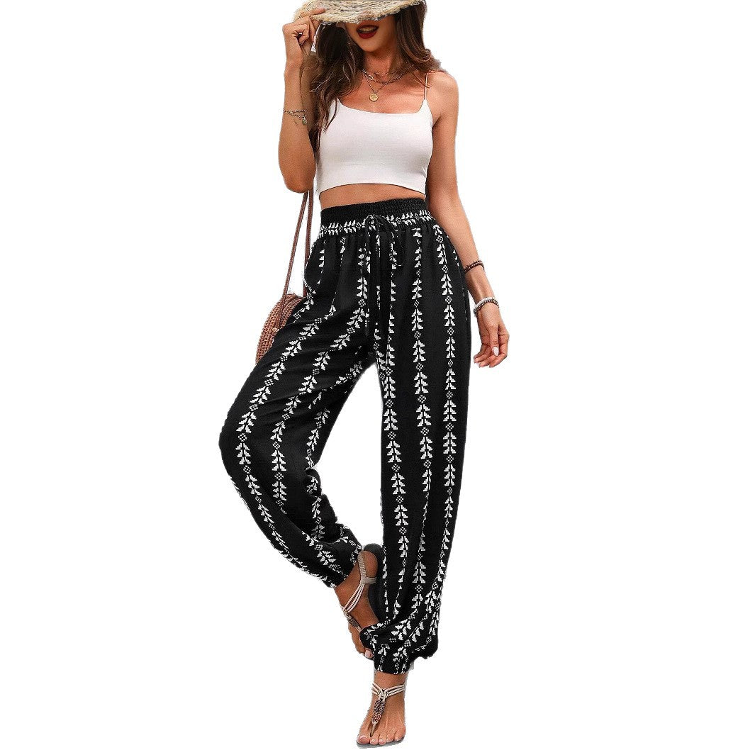 Detailaufnahme der Damen Sommerhose: Nahansicht des einzigartigen Ethno-Musters & des Smokbunds.